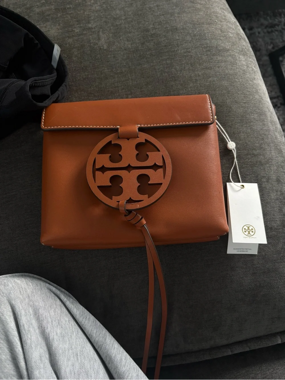 Tory Burch Leather Shoulder Bag with Logo Medallion in Cognac